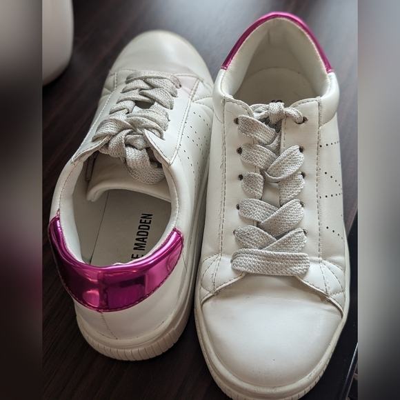 Girls Steve Maddenplatformwhite sneakers with pink heel accent. - Picture 3 of 9